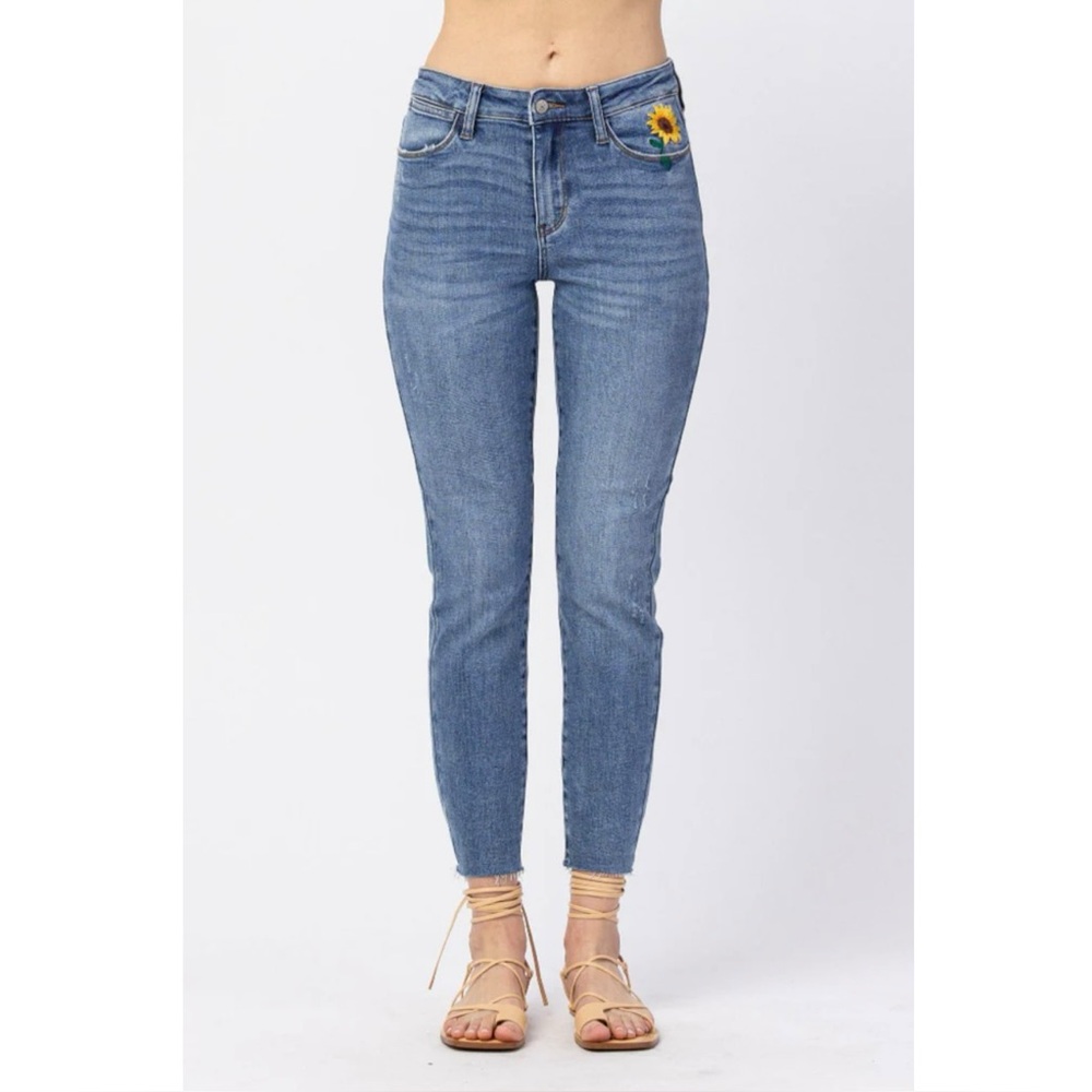 Judy Blue High Rise Relaxed Sunflower Embroidery Jeans Size 11/30